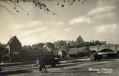 12032 Gezicht op het station te Rhenen, met rechts het viaduct in de Grebbeweg / Herenstraat.